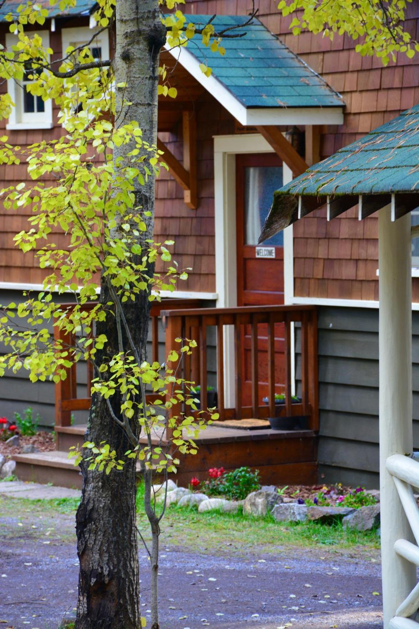Johnston Canyon Lodge&Bungalows Castle Junction Bagian luar foto